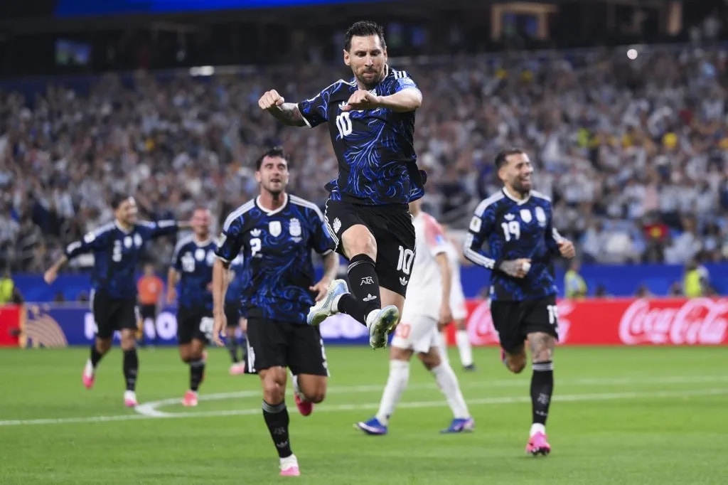 Messi hátát nézik a riválisok