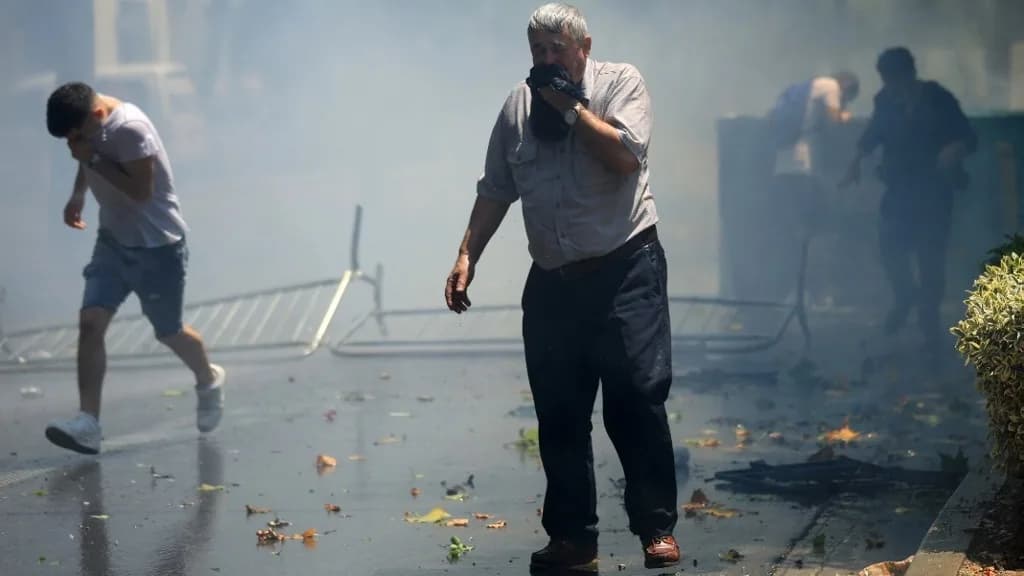 Könnygázzal oszlatta fel a korrupcióellenes tüntetőket az albán rendőrség