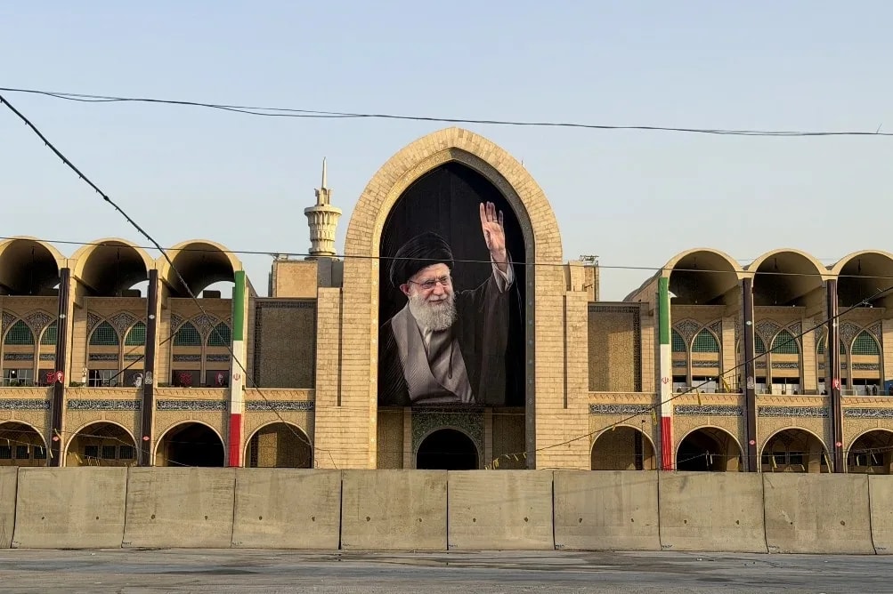 Irán egy hétig tartó tömeges gyásszal temeti el Ali Hameneit