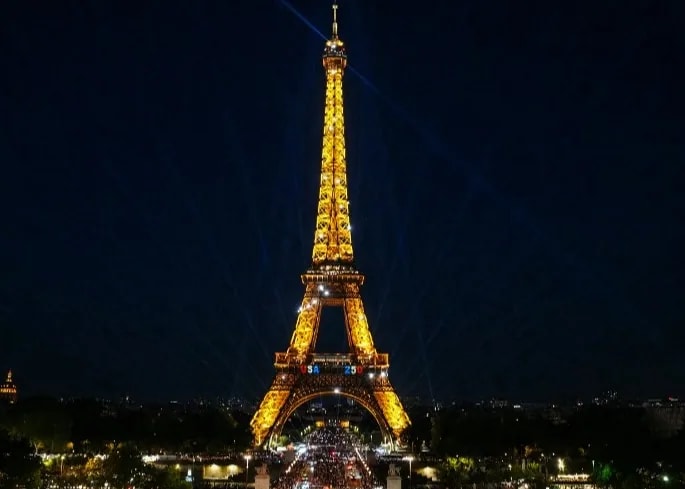 Egy férfi amerikai zászlót akasztott az Eiffel-toronyra, letartóztatták