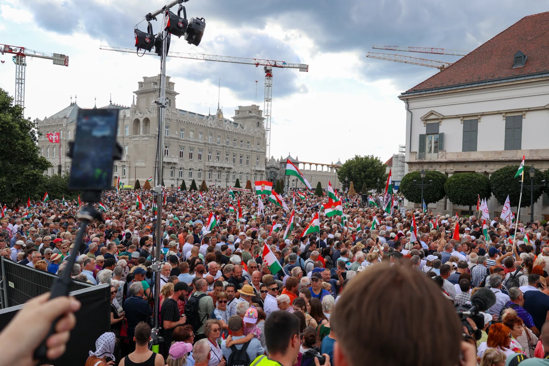 #StopÖnkény: A Sándor-palota előtt tüntetett az ellenzék