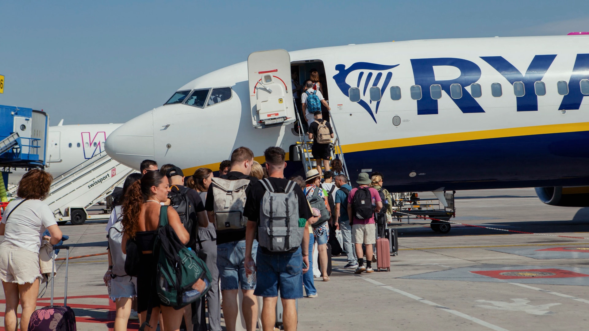 Betört egy ablak egy Ryanair-járaton