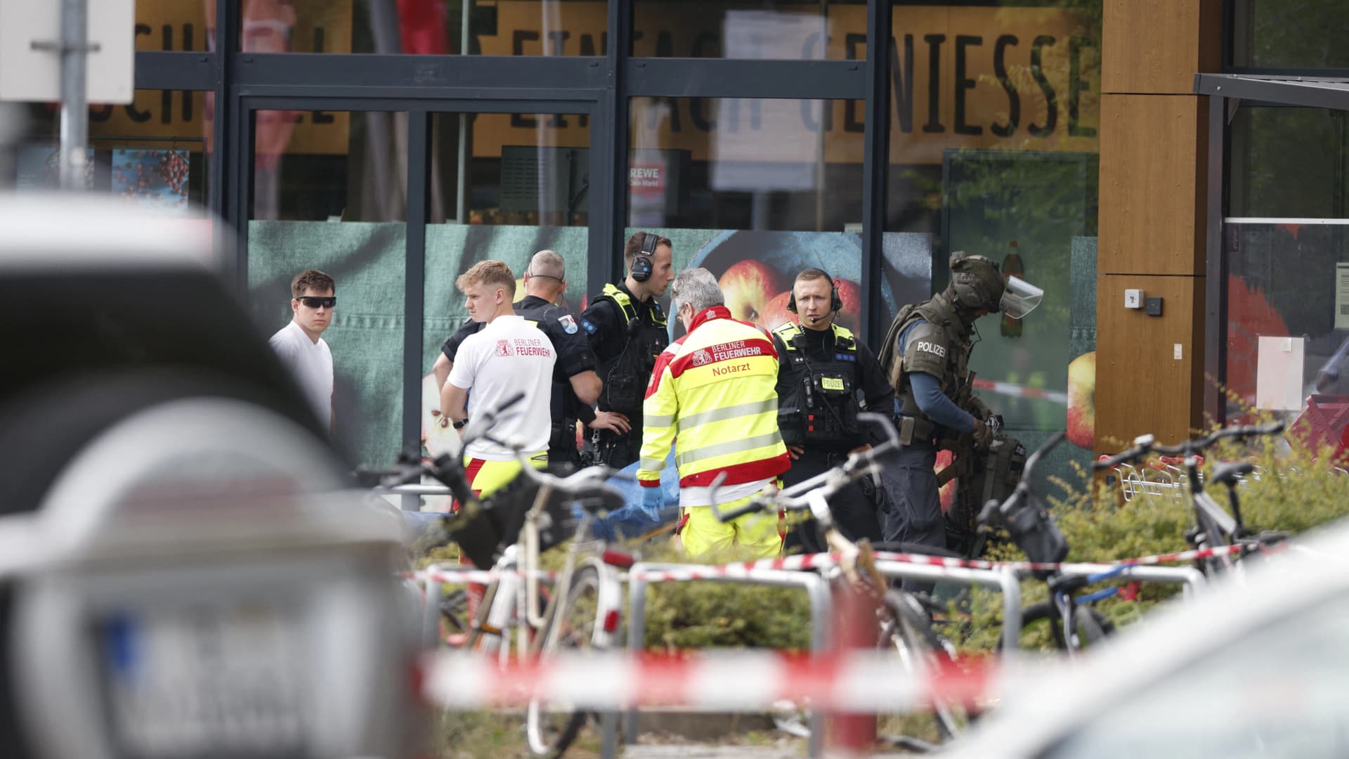 Kiszabadítottak egy berlini szupermarketben túszul ejtett nőt
