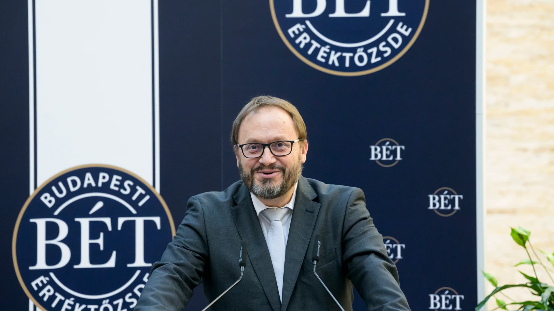 Ösztönözné a pénzügyminiszter a lakossági és a vállalati aktivitást a tőzsdén