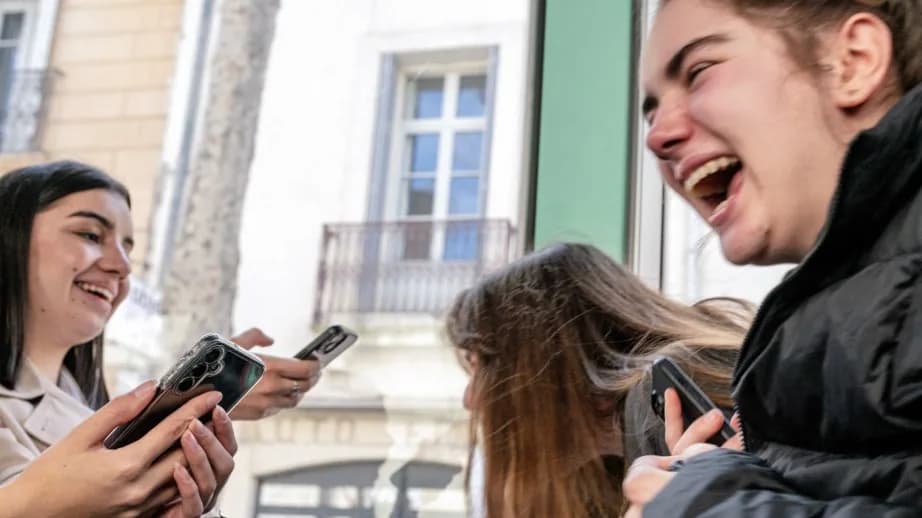 Miért nevet a fél internet olyan mémeken, amelyeknek semmi értelmük?