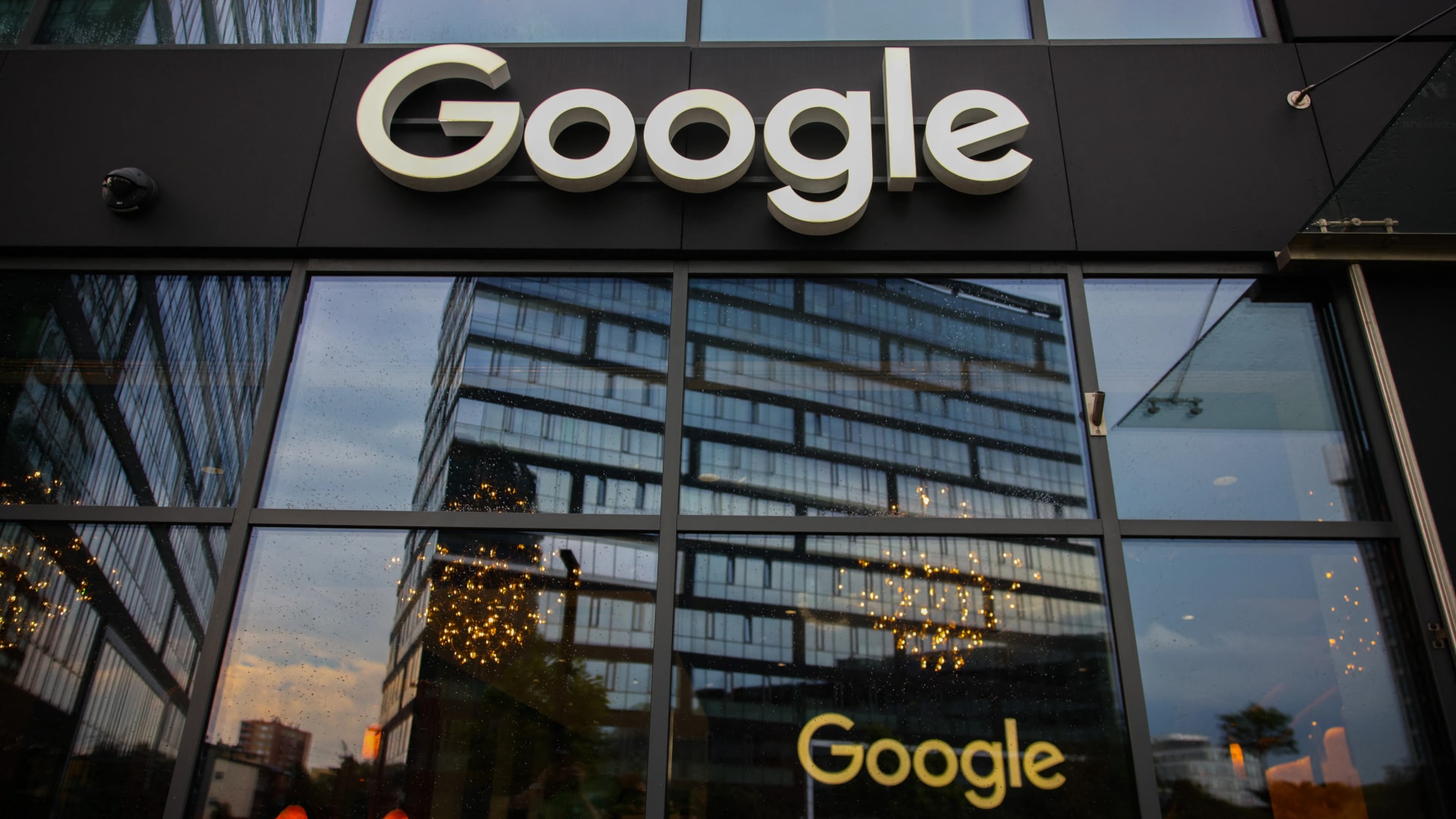Európai Bizottság 890 millió euróra bírságolta a Google-t