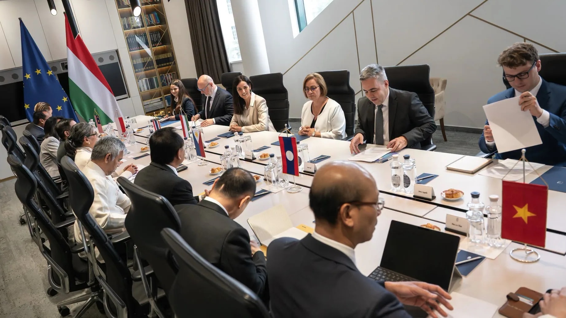 Orbán Anita hivatalában fogadta az ASEAN tagországainak budapesti misszióvezetőit