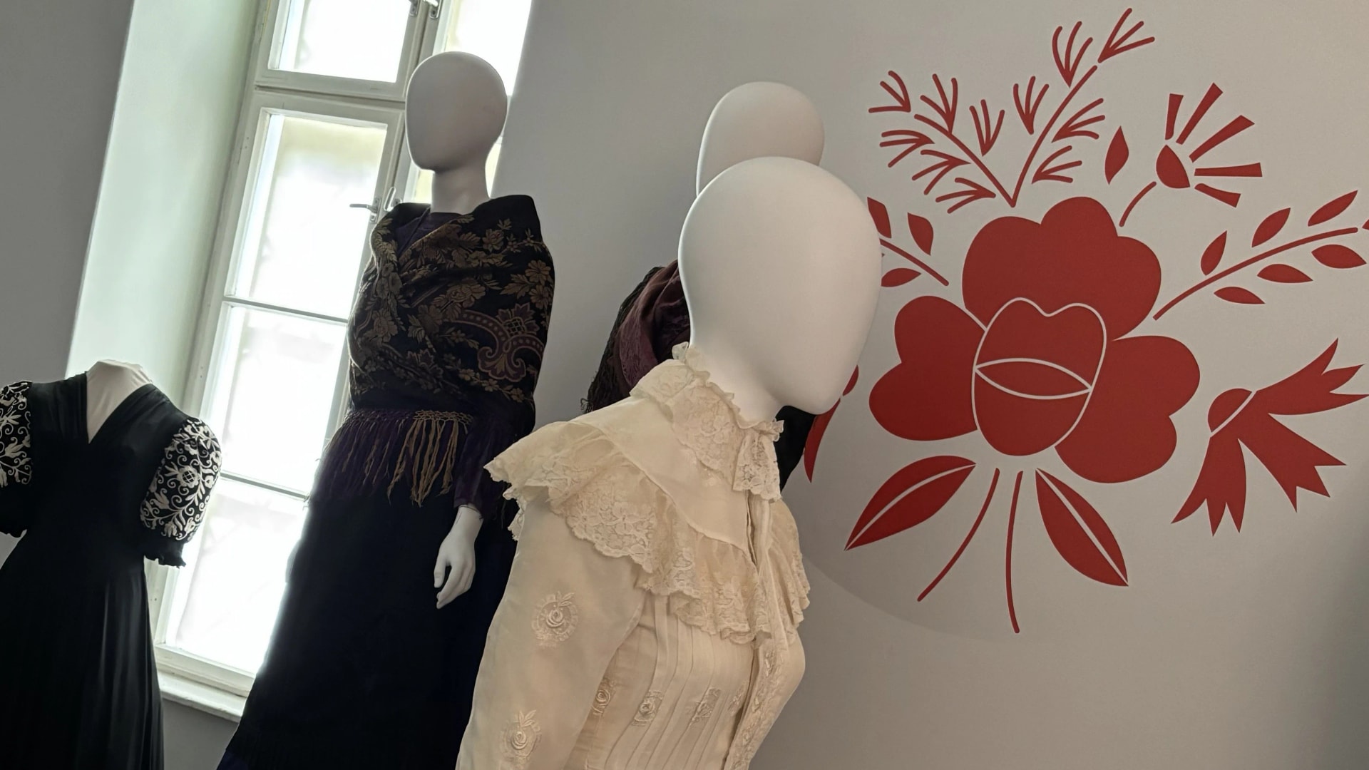Megnyílt a Folk Fashion – Divat a folklór kiállítás Szegeden