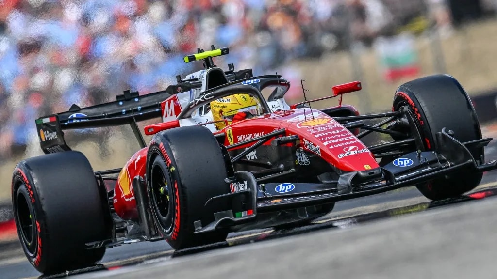 Hamilton zárt az élen a második szabadedzésen