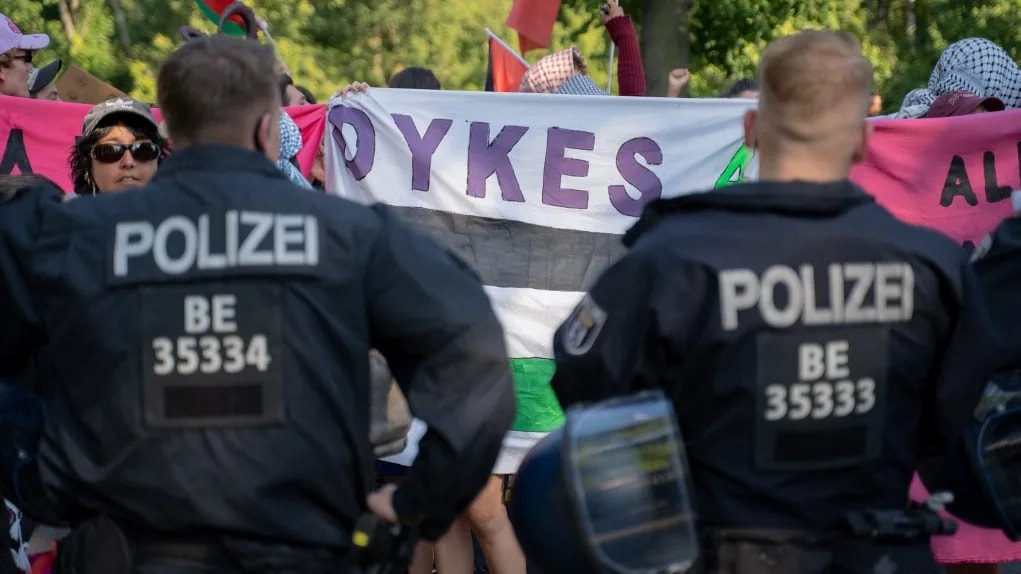 Autó hajtott a tömegbe a berlini Pride fesztiválon