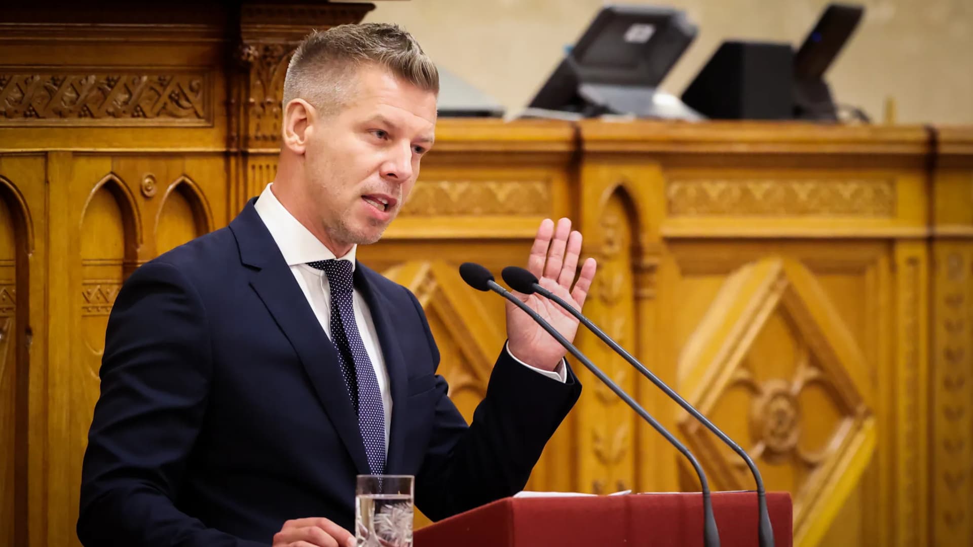 Magyar Péter felszólalásával kezdődik a parlament ülése