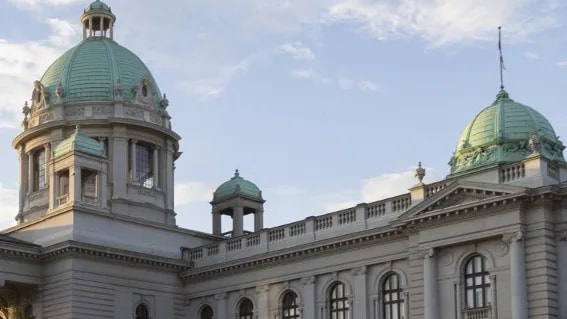 Szerbiában nem szavazták meg a kormány elleni bizalmatlansági indítványt
