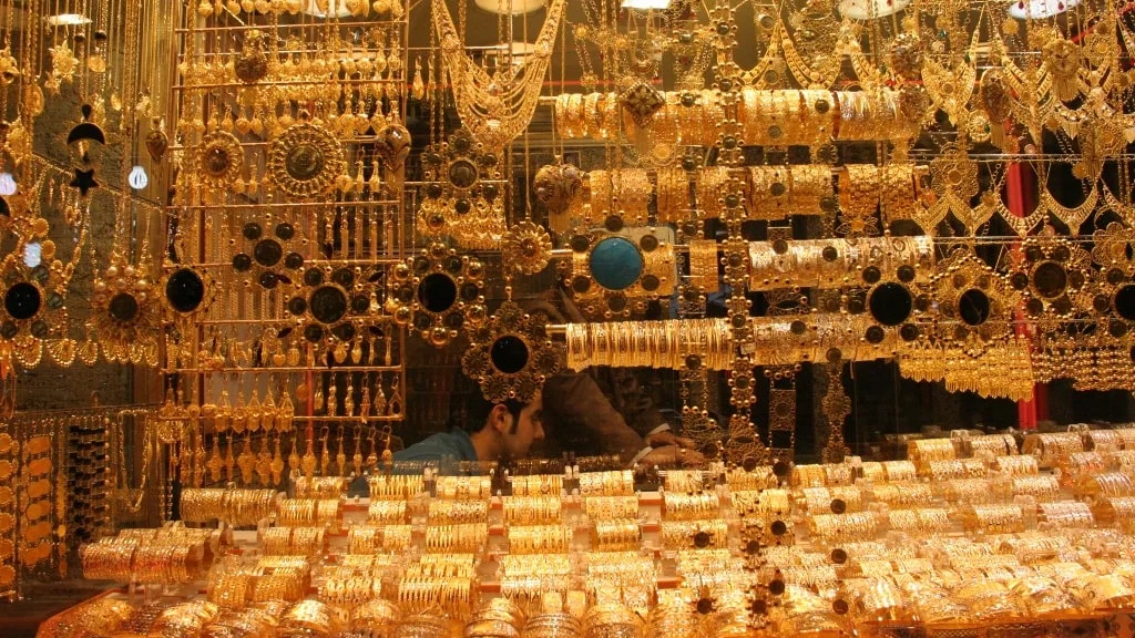 Nem elég a bombázás, durva adót is kivetnének Irán népére