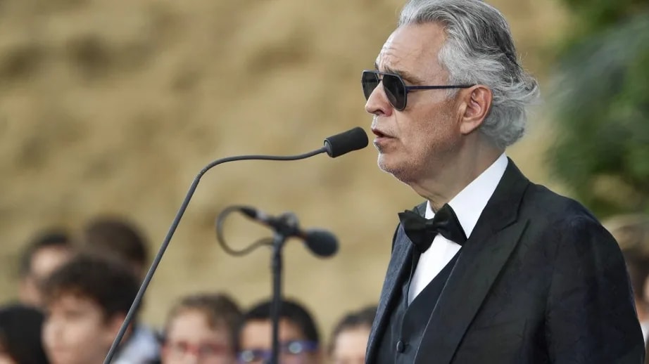 Andrea Bocelli énekelt a pápának