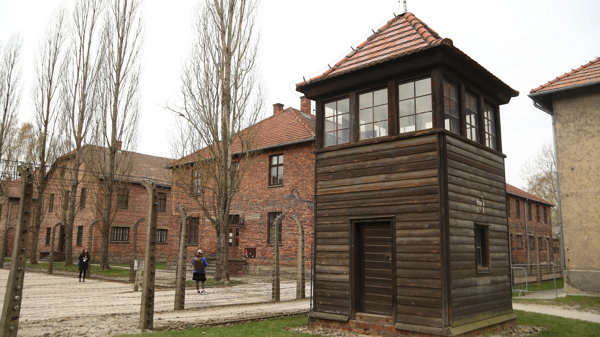 Kiutasították Lengyelországból az auschwitzi emlékhelynél náci karlendítést bemutató kolumbiai férfit