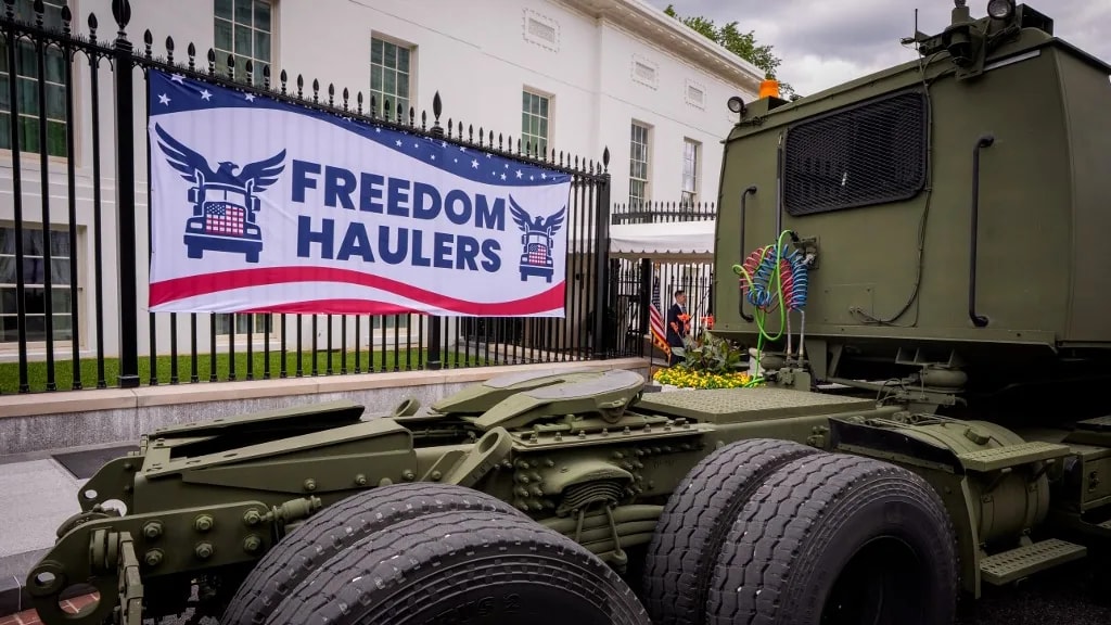 Veteránokkal váltaná ki a Trump-adminisztráció az illegális külföldi kamionsofőröket