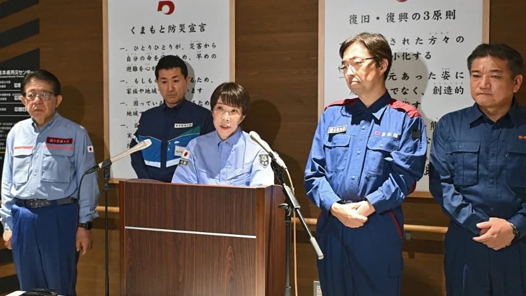 A múlt heti földrengés helyszínére látogatott a japán kormányfő