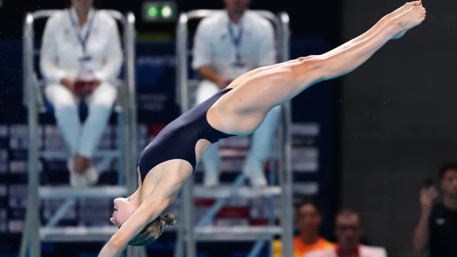 Maisie Bond a toronyugrás királynője