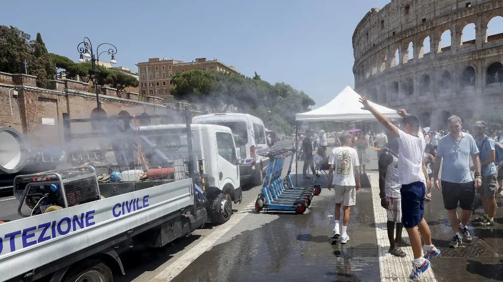 Visszatértek a szuvenírárusok a Colosseum előtti térre