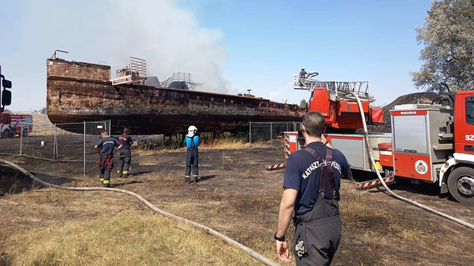 Tűz keletkezett a Szőke Tisza gőzhajó roncsainál Szegeden