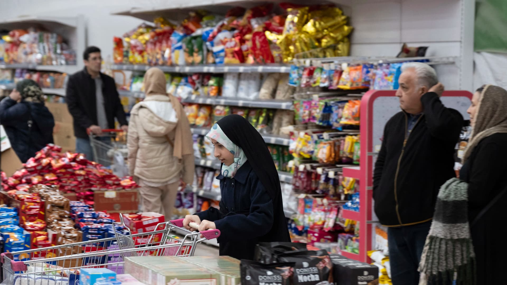Az élelmiszerlopások vitát kavarnak Irán gazdasági hanyatlásáról