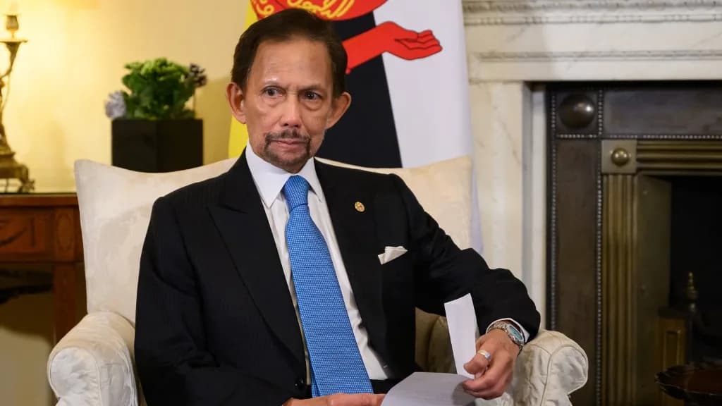 A brunei szultán minden címétől megfosztotta menyét