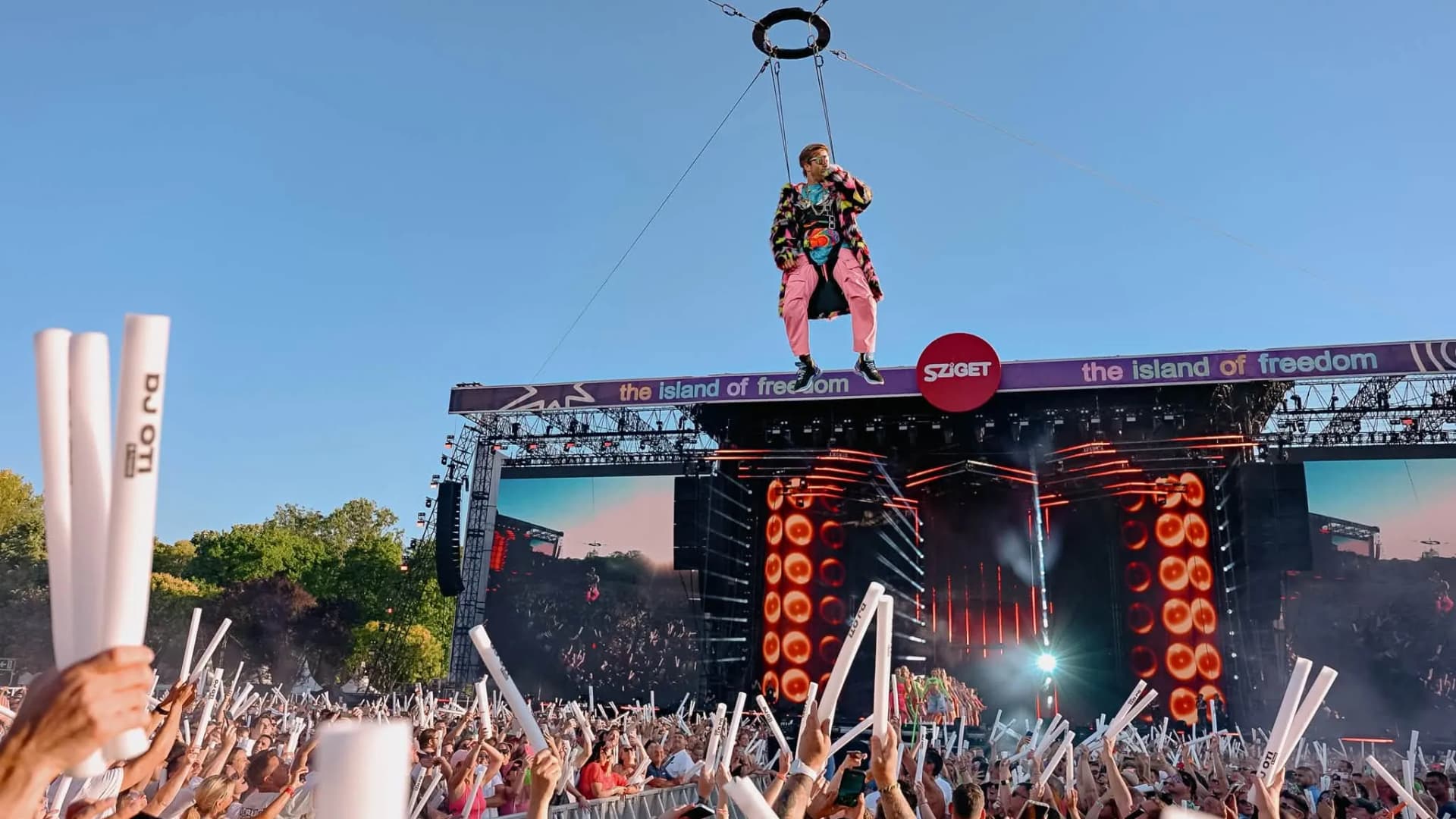 Mi került a poharakba DJ OTI óriásbuliján? Egyre többen beszélnek rejtélyes rosszullétről