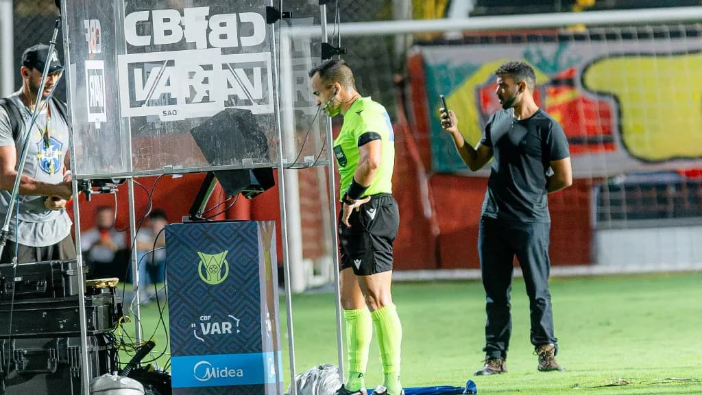 Kevesebb, gyorsabb és egységesebb videobírót ígér az UEFA