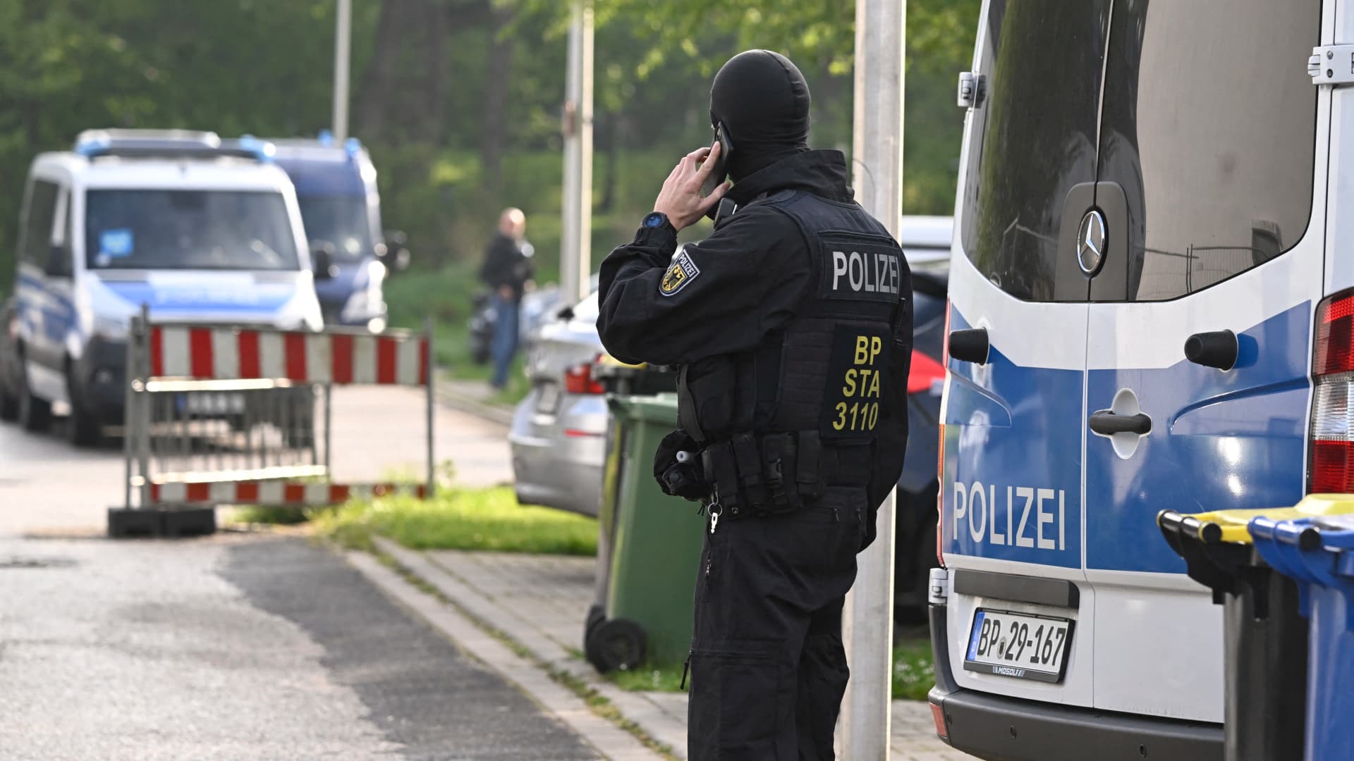 Kalapácsokkal és fejszékkel estek egymásnak a családi klánok