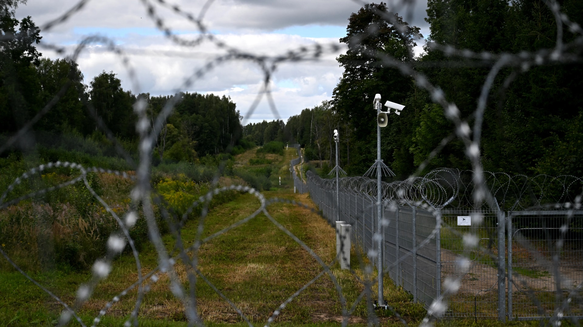 Járművek mozgását gátló árkokat alakítanak ki az oroszország és a fehérorosz határnál Litvániában