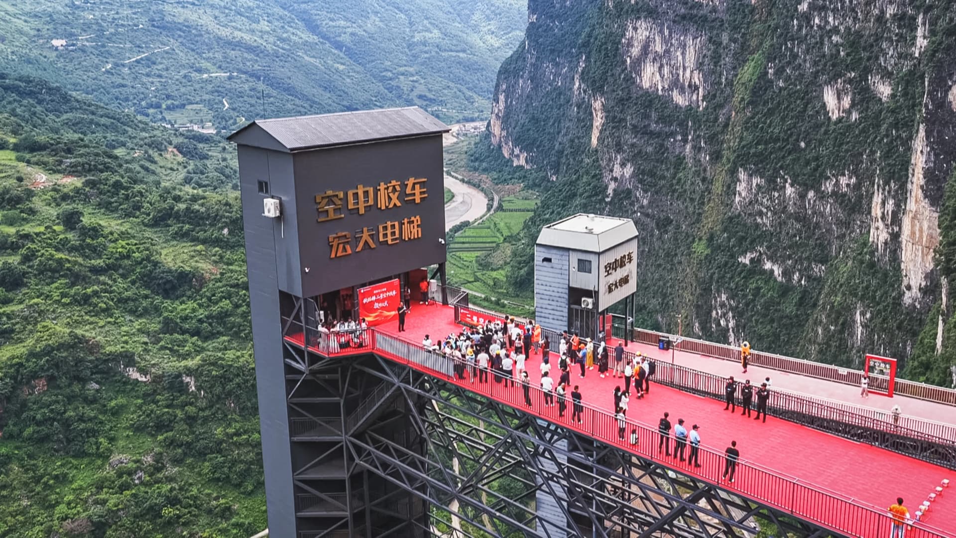 Gigantikus lift rövidíti le a kínai gyerekek veszélyes iskolai útját