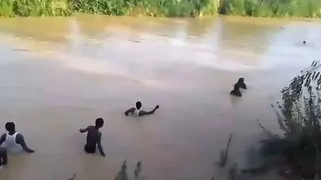 Elsüllyedt egy túlterhelt hajó Nigériában