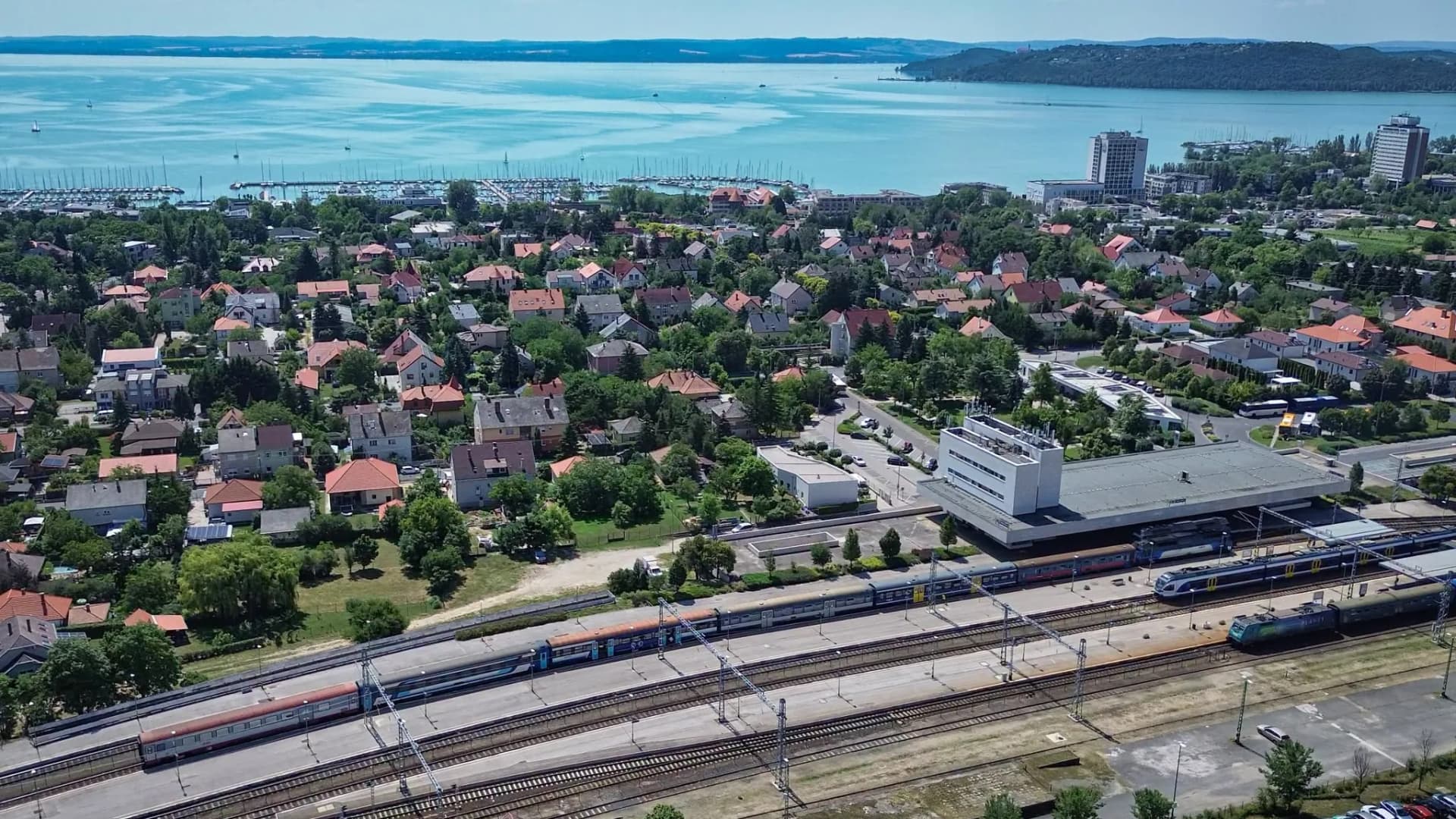Javult a balatoni vonatok menetrendszerűsége nyáron