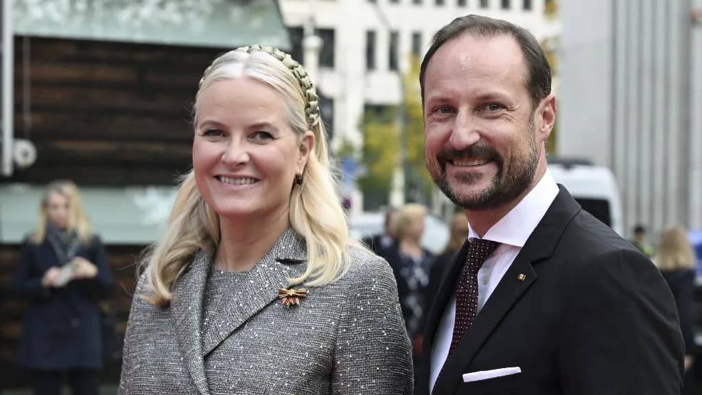 Egyelőre nem költözik az oslói királyi palotába Haakon és Mette-Marit