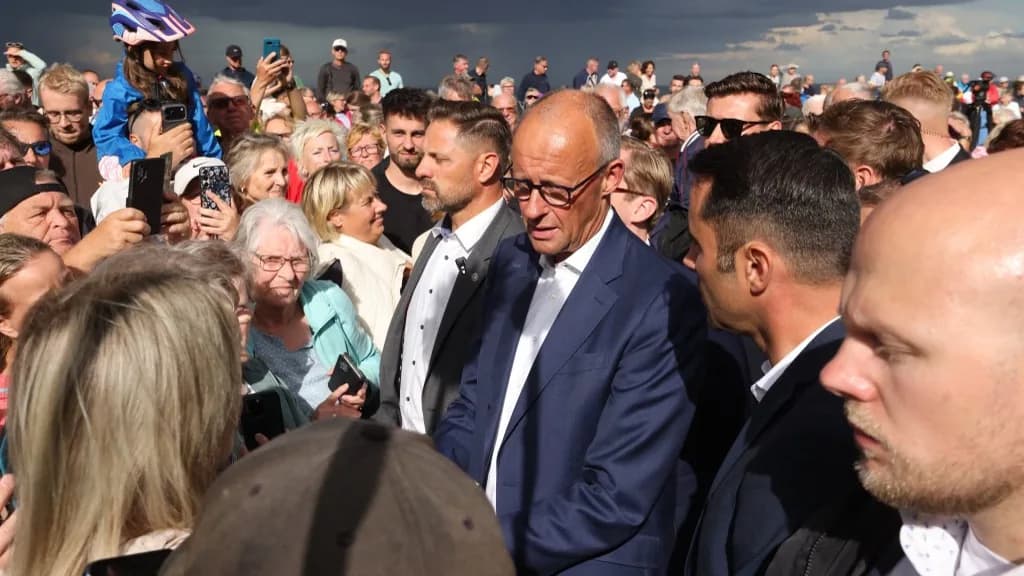 Kifütyülték a német kancellárt az első kampányfellépésén