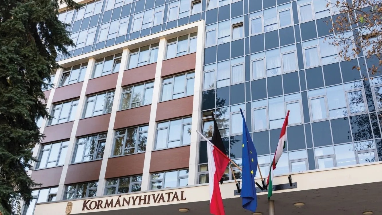 Nyílt pályázaton keresik a fővárosi és kilenc megyei kormányhivatal új vezetőjét