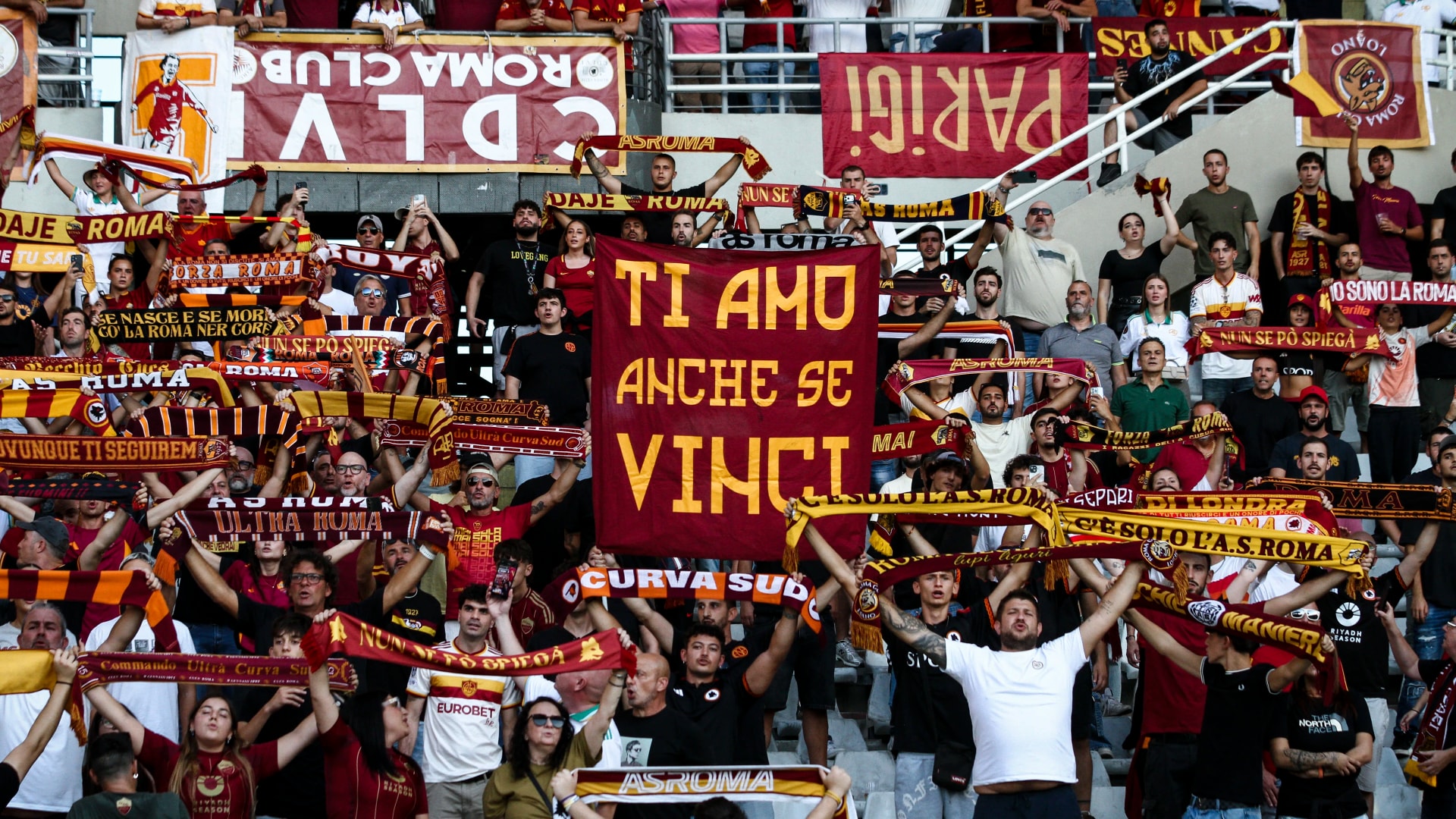 Náci karlendítés miatt kitiltottak 16 Roma-szurkolót a stadionokból