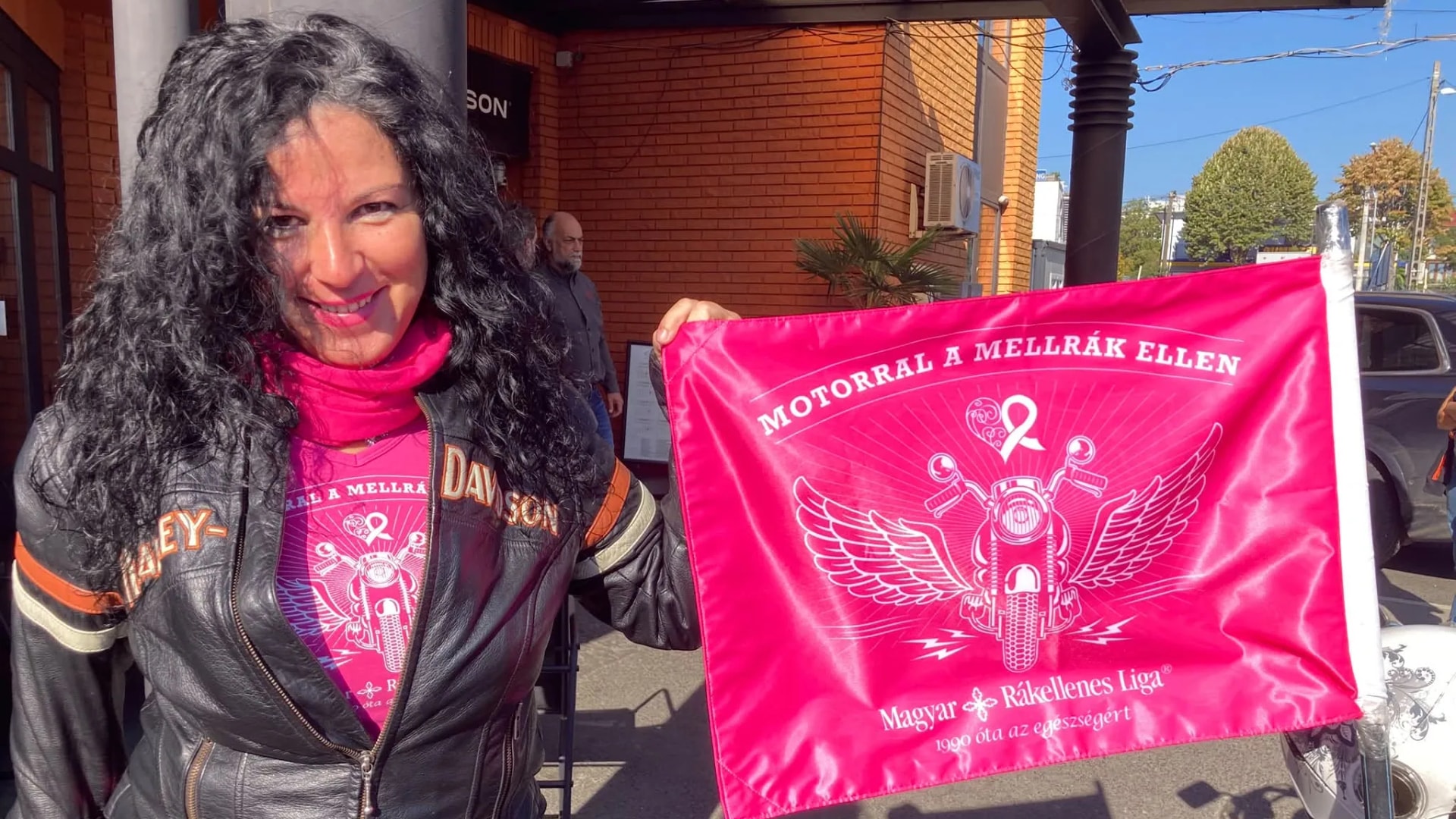 Motoros felvonulást tartanak a mellrák elleni küzdelem jegyében Budapesten