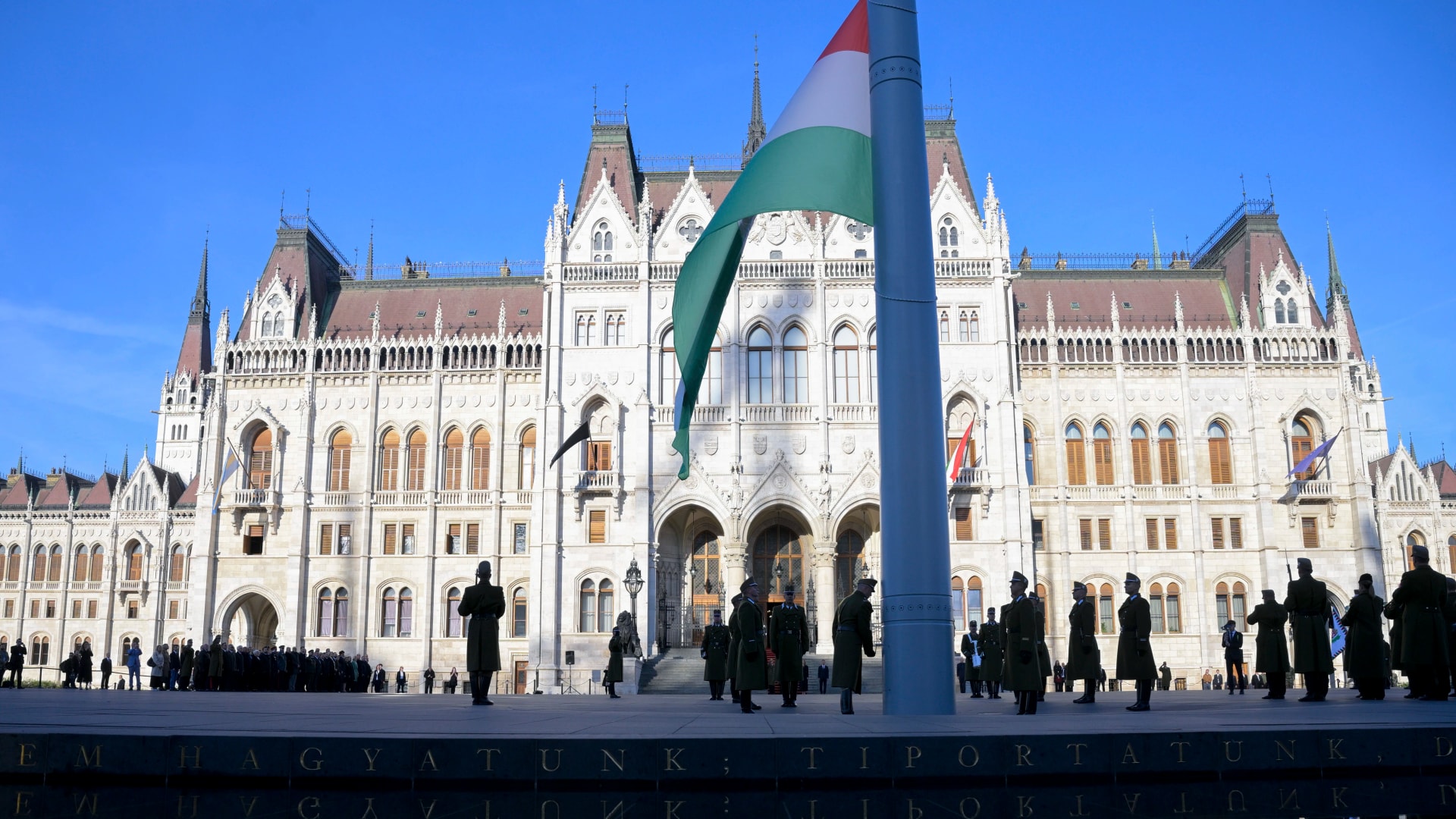 Nemzeti gyásznap: Felvonták, majd félárbócra eresztették a nemzeti lobogót a Kossuth téren