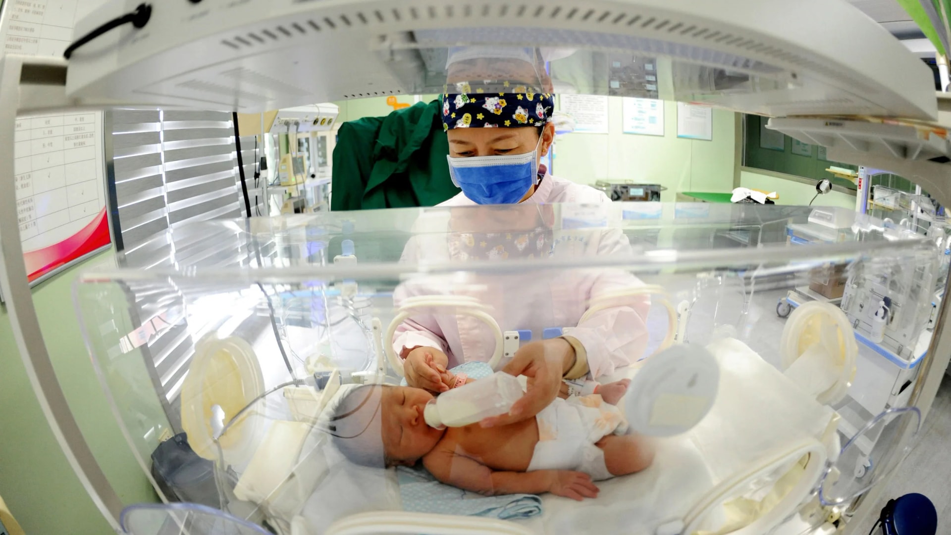 Etetik és pelenkázzák őket, de ki öleli meg a kórházban hagyott csecsemőket?