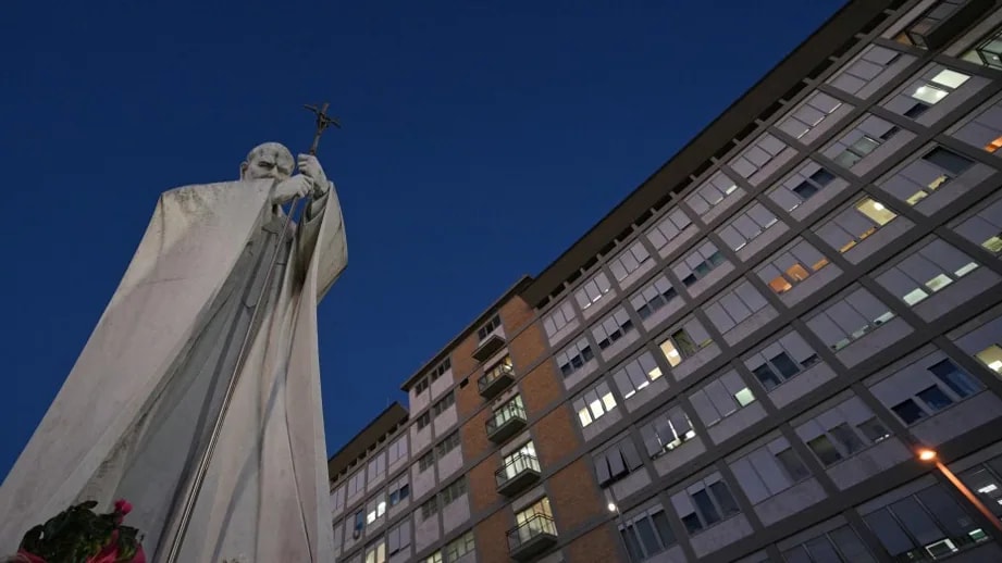 Szentszék: a pápán végzett műtét pozitívan zárult