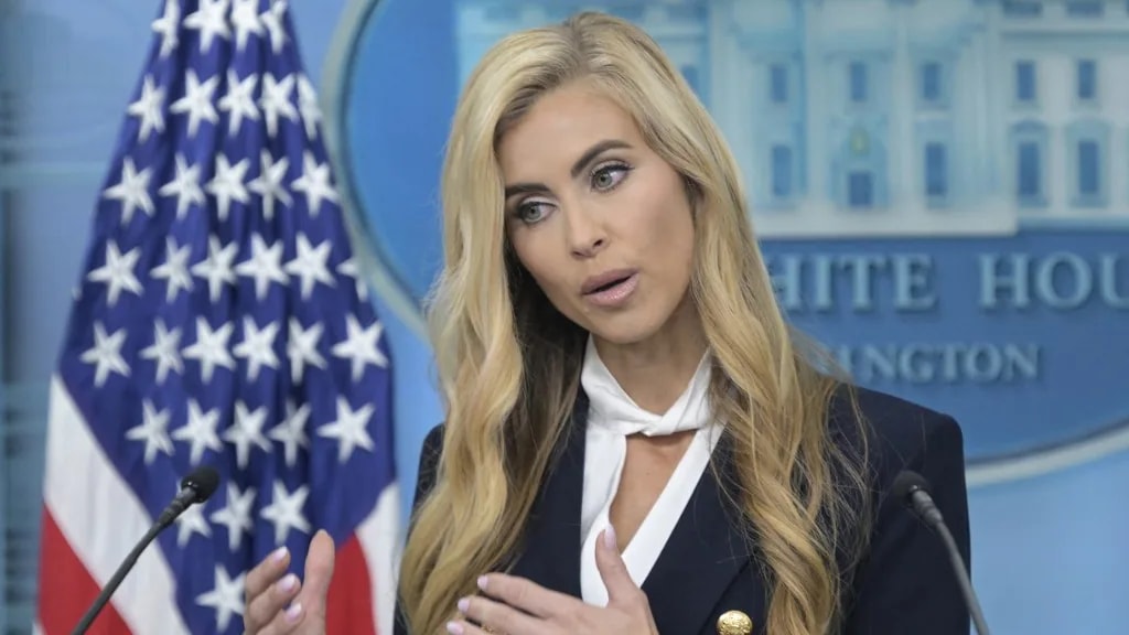 Trump új sajtótitkára még a férjét is összekeverte az amerikai elnökkel