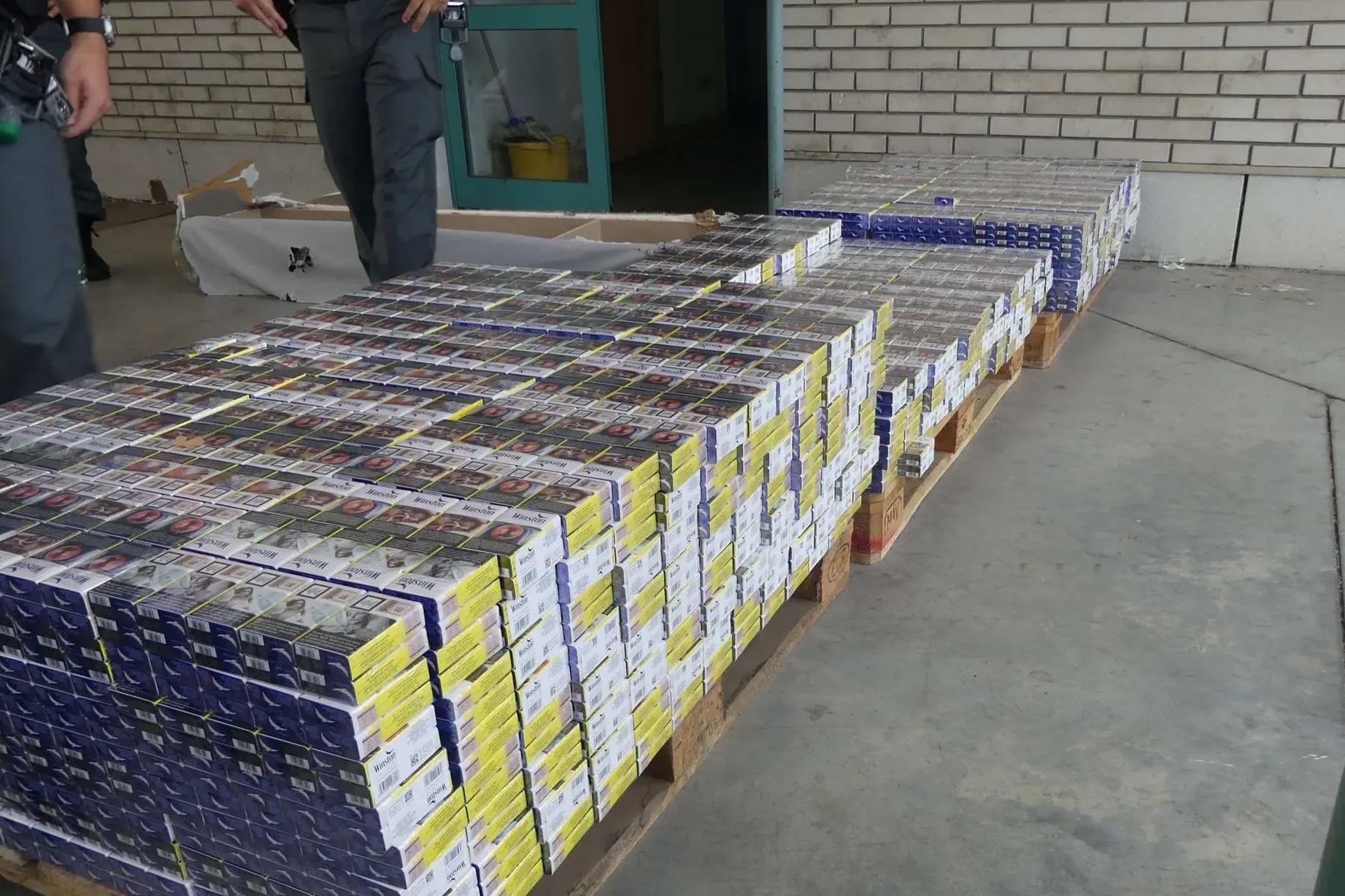 NAV: több ezer doboz csempészcigarettát találtak a pénzügyőrök