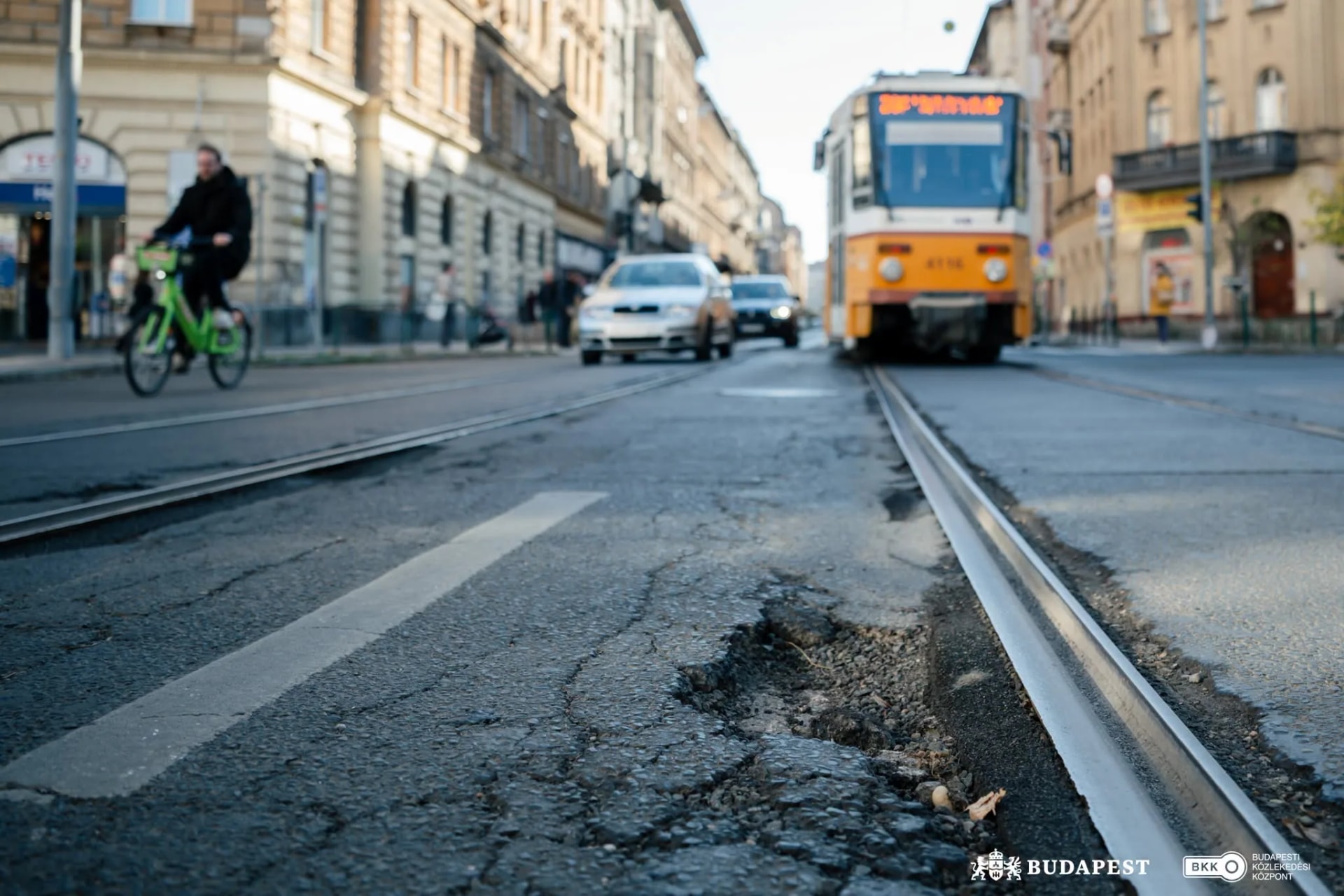 Megújul a villamospálya és a vágány környéki útpálya a VIII. kerületi Népszínház utca egy szakaszán
