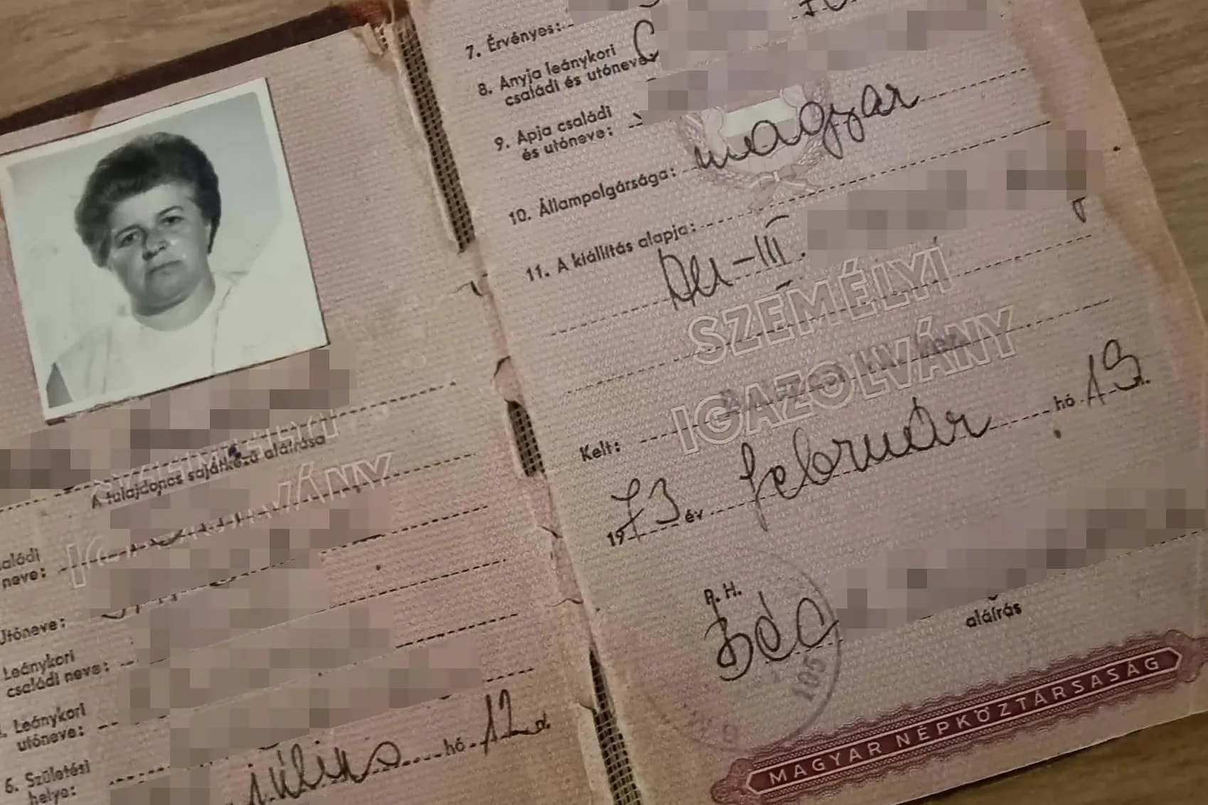 Még mindig több tízezer embernek van könyvformátumú személyi igazolványa