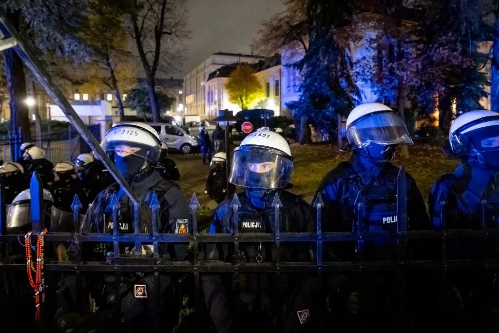 Tüntetők gyűltek össze a varsói alkotmánybíróság épületénél