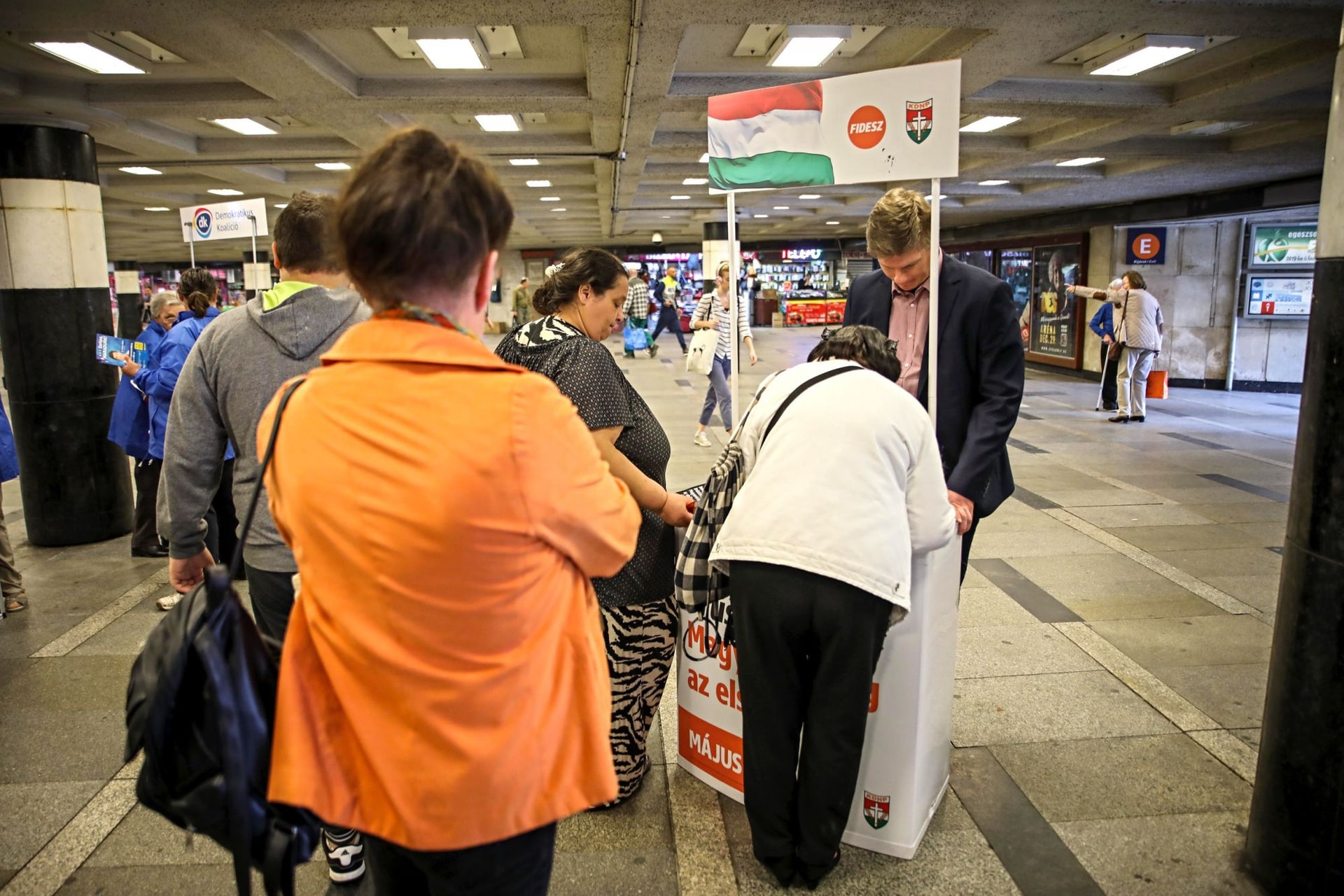 Mozgósító a Fidesz aláírásgyűjtése