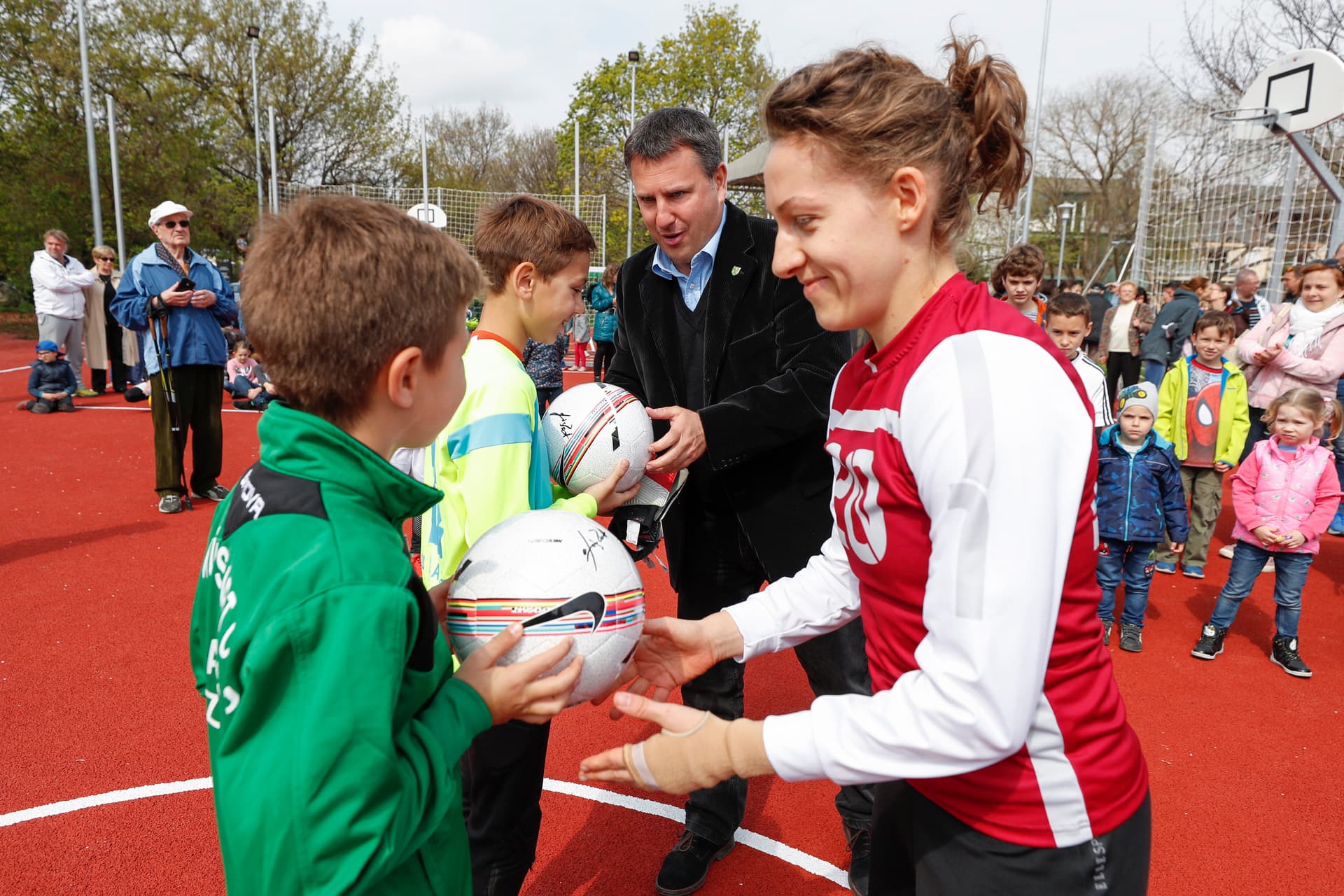 Többgenerációs játszóteret és sportpályát is avattak Adyligeten