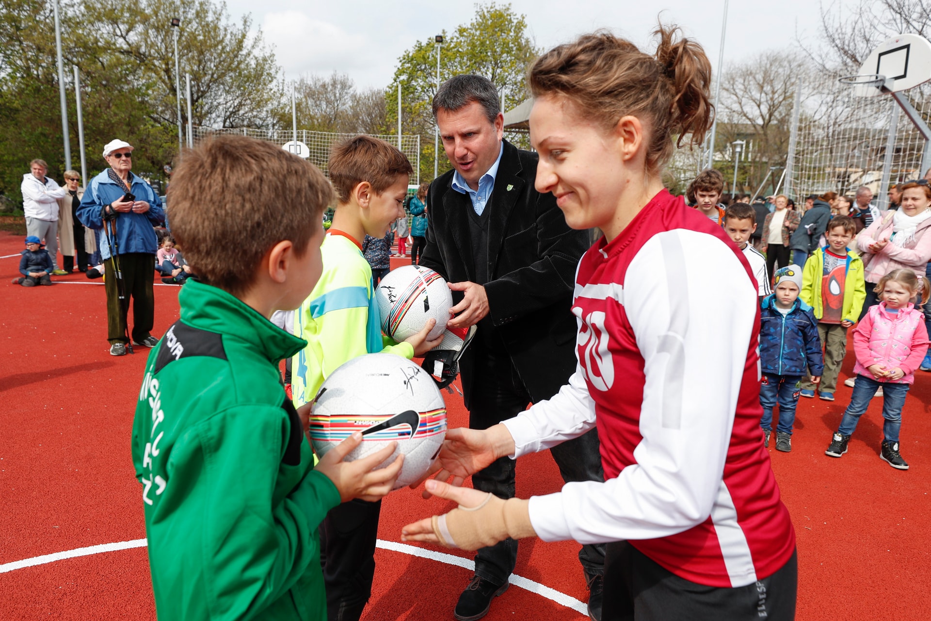 Többgenerációs játszóteret és sportpályát is avattak Adyligeten