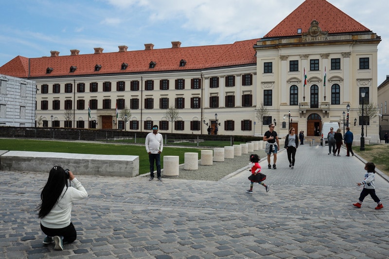 Megszűnt az útlezárás a karmelita kolostor előtt